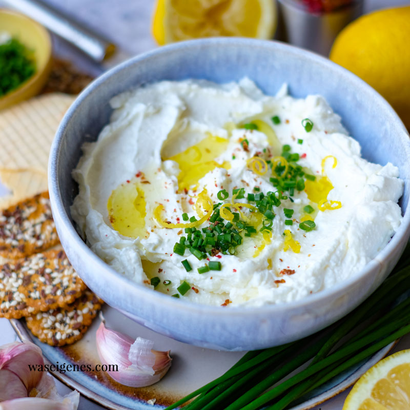 Rezept: Feta Zitronen Dip mit Frischkäse, Knoblauch, Schnittlauch & Olivenöl | Ganz einfach | waseigenes.com