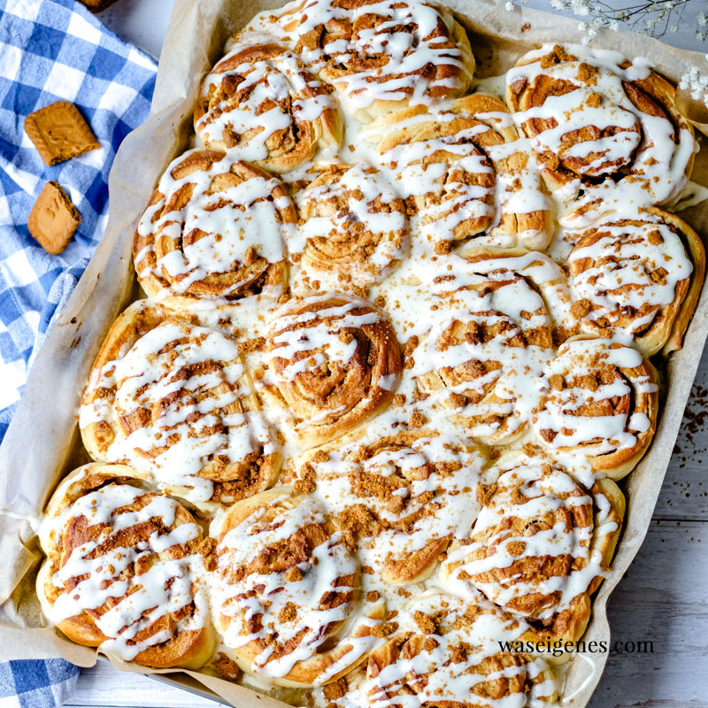 Rezept: Karamell-Schnecken - Super softe Hefeschnecken gefüllt mit weicher Butter und knusprig-süßen Karamellkeksen | Was backe ich heute? Rezepte für jeden Tag von waseigenes.com