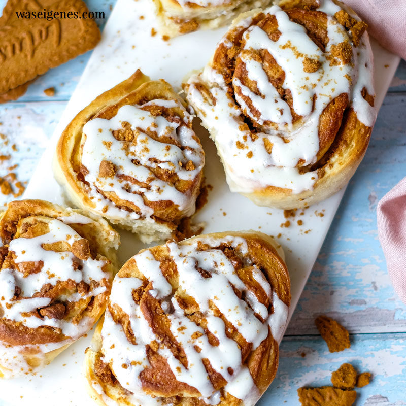 Rezept: Lotus Schnecken - Super softe Hefeschnecken gefüllt mit weicher Butter und knusprig-süßen Karamellkeksen | Was backe ich heute? Rezepte für jeden Tag von waseigenes.com