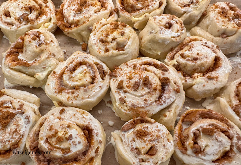 Rezept: Lotus Schnecken - Super softe Hefeschnecken gefüllt mit weicher Butter und knusprig-süßen Karamellkeksen | Was backe ich heute? Rezepte für jeden Tag von waseigenes.com