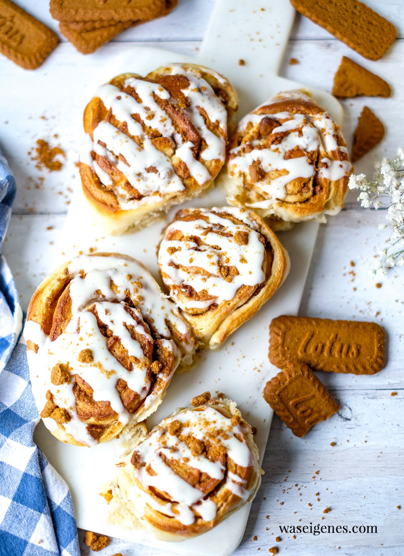 Rezept: Lotus Schnecken - Super softe Hefeschnecken gefüllt mit weicher Butter und knusprig-süßen Karamellkeksen | Was backe ich heute? Rezepte für jeden Tag von waseigenes.com