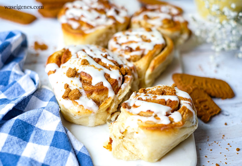 Rezept: Lotus Schnecken - Super softe Hefeschnecken gefüllt mit weicher Butter und knusprig-süßen Karamellkeksen | Was backe ich heute? Rezepte für jeden Tag von waseigenes.com