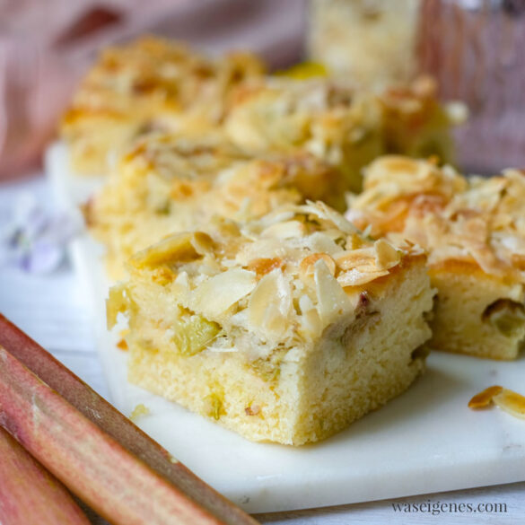 Rhabarber-Buttermilch-Kuchen vom Blech - locker und luftig und mit knuspriger Mandelschicht | Einfache Kuchenrezepte von waseigenes.com | Was backe ich heute?