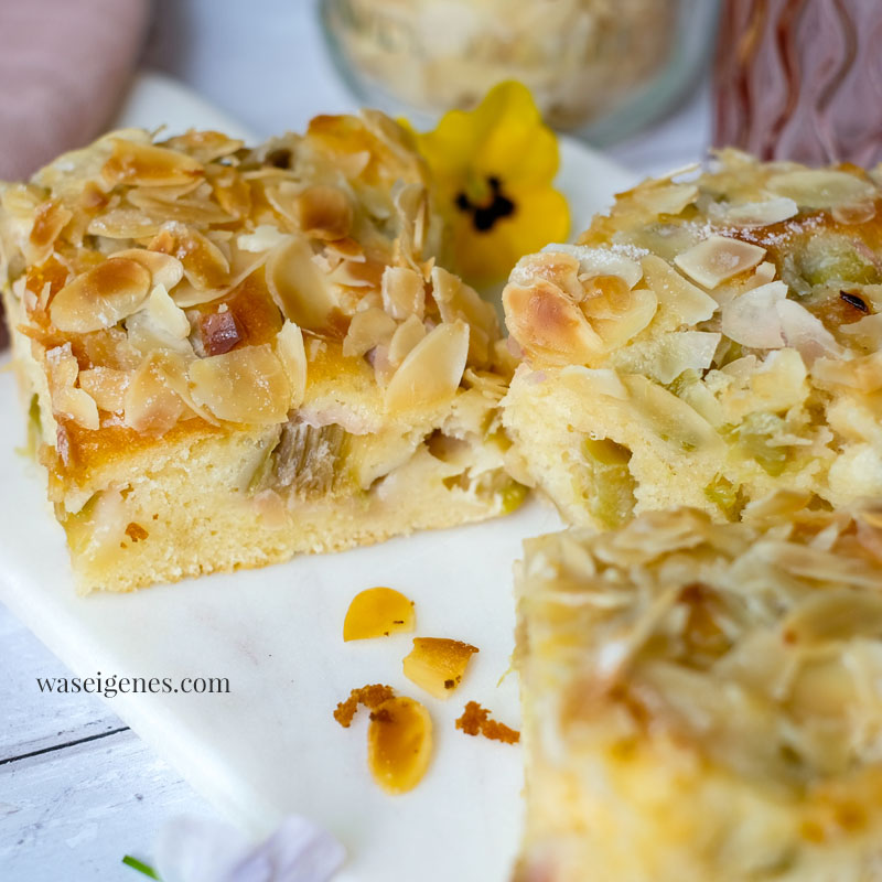 Rhabarber-Buttermilch-Kuchen vom Blech - locker und luftig und mit knuspriger Mandelschicht | Einfache Kuchenrezepte von waseigenes.com | Was backe ich heute?