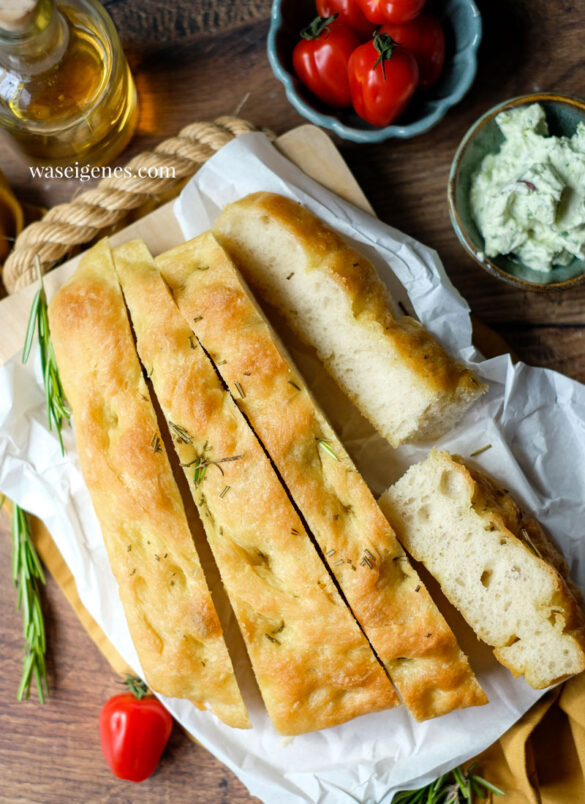 Grundrezept: Klassische Focaccia, ganz einfaches mediterranes Fladenbrot mit Olivenöl und Rosmarin, waseigenes.com