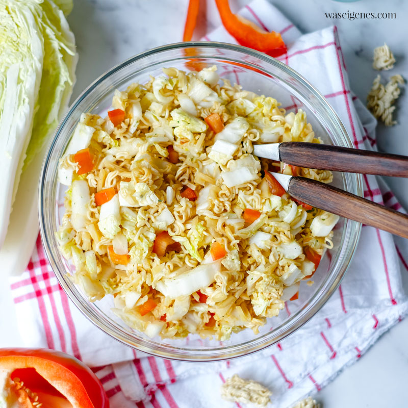 Nudelsalat "Asia" mit Chinakohl, Paprika, Frühlingszwiebeln und Mandelstiften. Schneller und einfacher Nudel-Snack-Salat | waseigenes.com