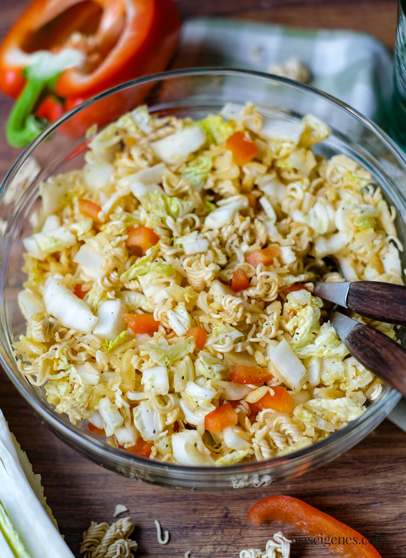 Nudelsalat "Asia" mit Chinakohl, Paprika, Frühlingszwiebeln und Mandelstiften. Schneller und einfacher Nudel-Snack-Salat | waseigenes.com