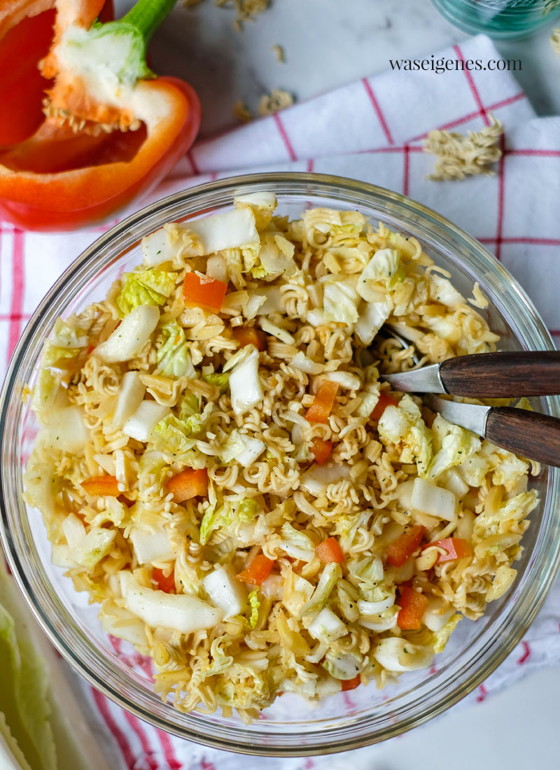 Nudelsalat "Asia" mit Chinakohl, Paprika, Frühlingszwiebeln und Mandelstiften. Schneller und einfacher Nudel-Snack-Salat | waseigenes.com