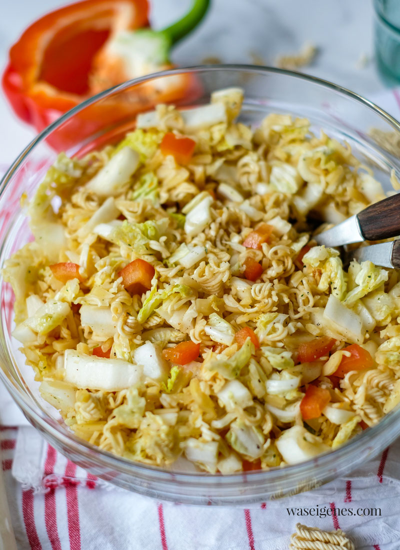 Nudelsalat "Asia" mit Chinakohl, Paprika, Frühlingszwiebeln und Mandelstiften. Schneller und einfacher Nudel-Snack-Salat | waseigenes.com