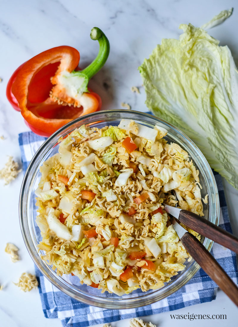 Nudelsalat "Asia" mit Chinakohl, Paprika, Frühlingszwiebeln und Mandelstiften. Schneller und einfacher Nudel-Snack-Salat | waseigenes.com