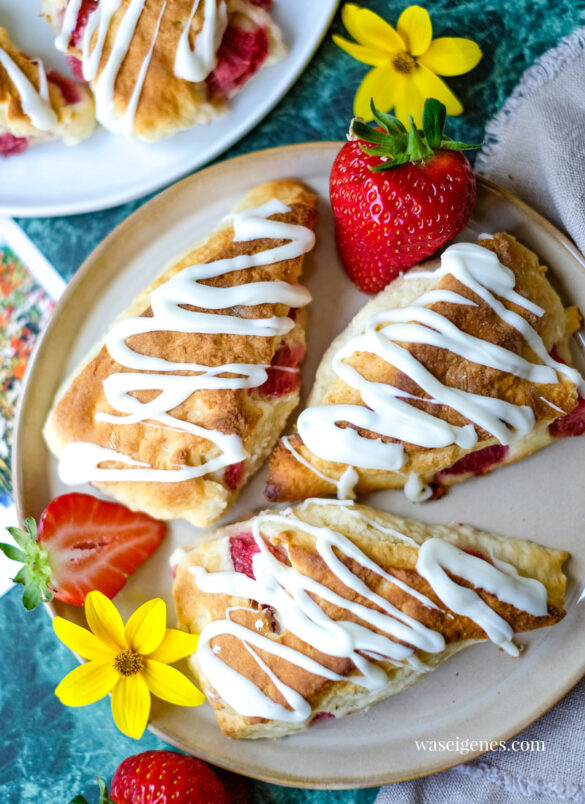 Rezept: Erdbeer-Scones, köstliche Teiglinge aus Mehl, Butter, Buttermilch und Erdbeeren. Dazu schmecken Schlagsahne & Marmelade | Was backe ich heute? waseigenes.com