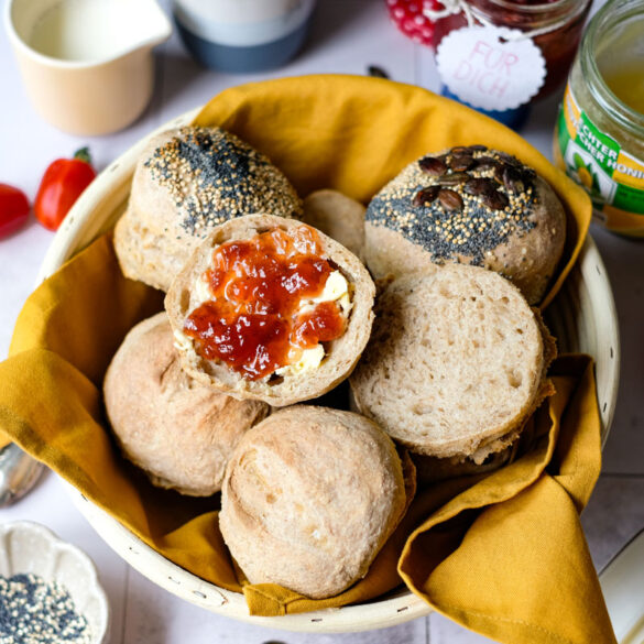 Einfaches Rezept: Sonntagsbrötchen selber backen | Der Teig kommt über Nacht in den Kühlschrank, gebacken wird am Sonntagmorgen | waseigenes.com
