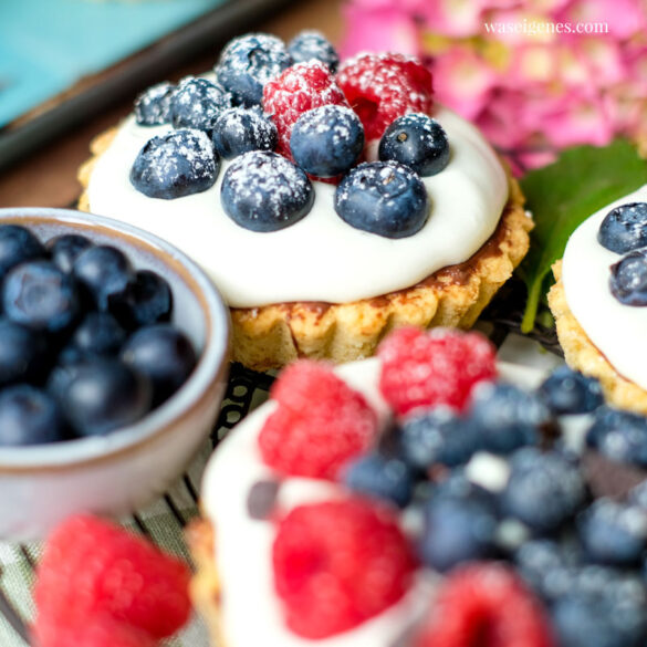 Rezept: Beerentörtchen ~ Kleine Mürbeteig Tartelettes mit Sahne-Frischkäse-Creme, Himbeeren und Blaubeeren | Was backe ich heute? | Minikuchen | waseigenes.com