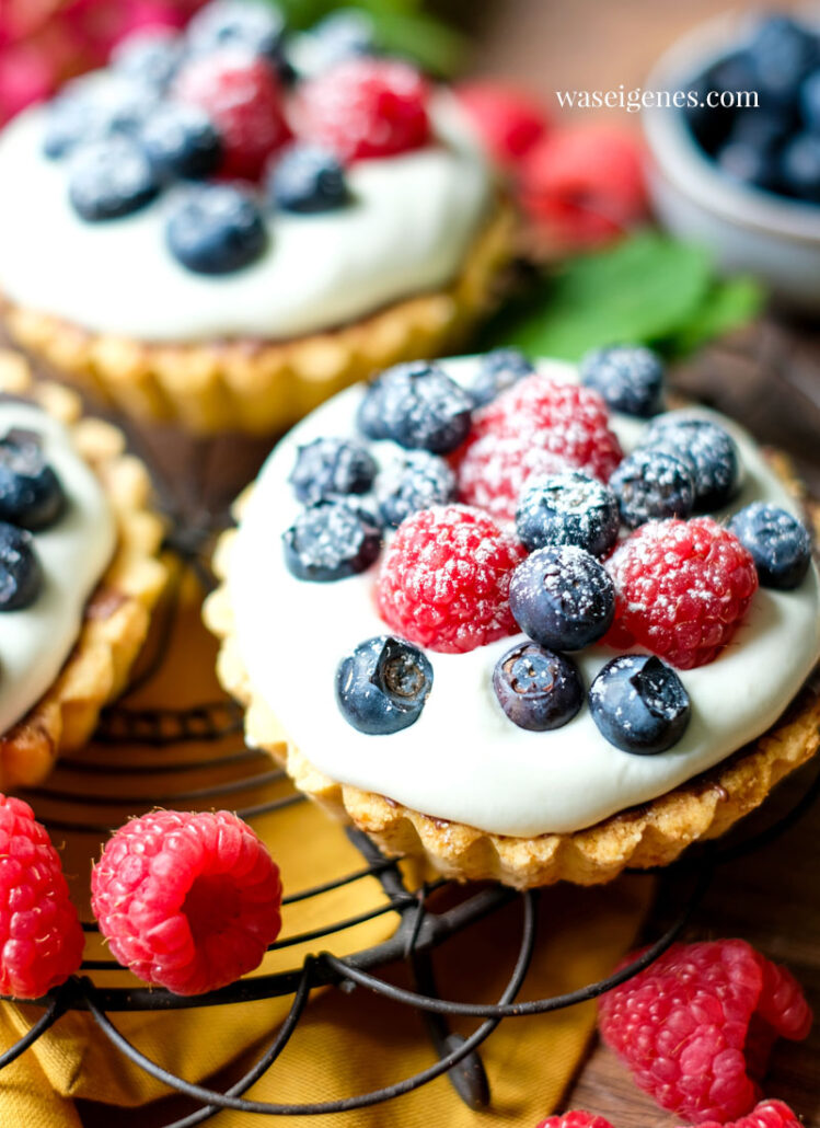 Beerentörtchen mit Sahne-Frischkäse-Creme &amp; Beeren