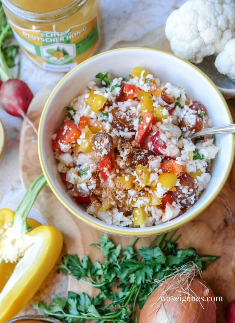 Rezept: Blumenkohl-Paprika-Salat mit Datteln, Frühlingszwiebeln und Radieschen | Sommersalat | Thermomix Rezept | waseigenes.com