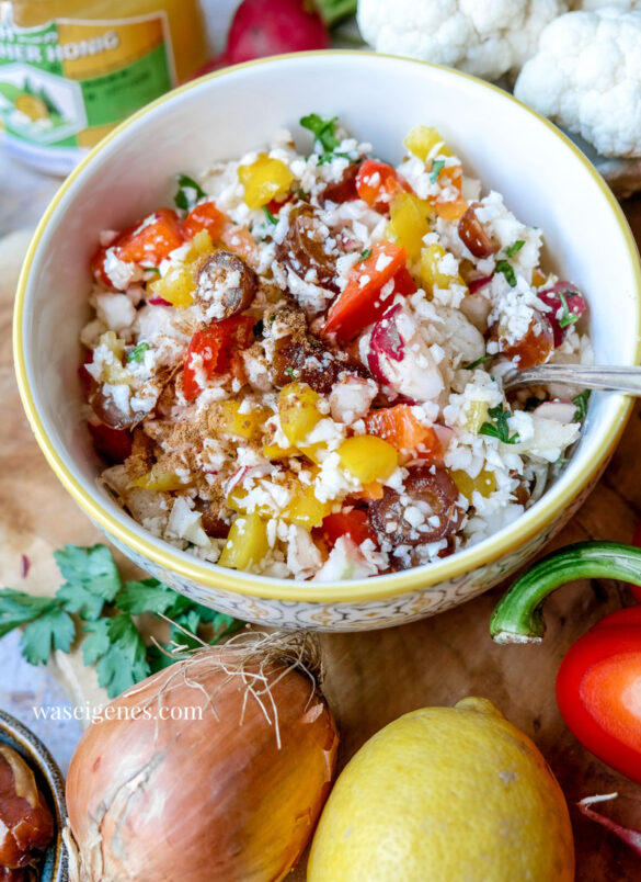 Rezept: Blumenkohl-Paprika-Salat mit Datteln, Frühlingszwiebeln und Radieschen | Sommersalat | Thermomix Rezept | waseigenes.com