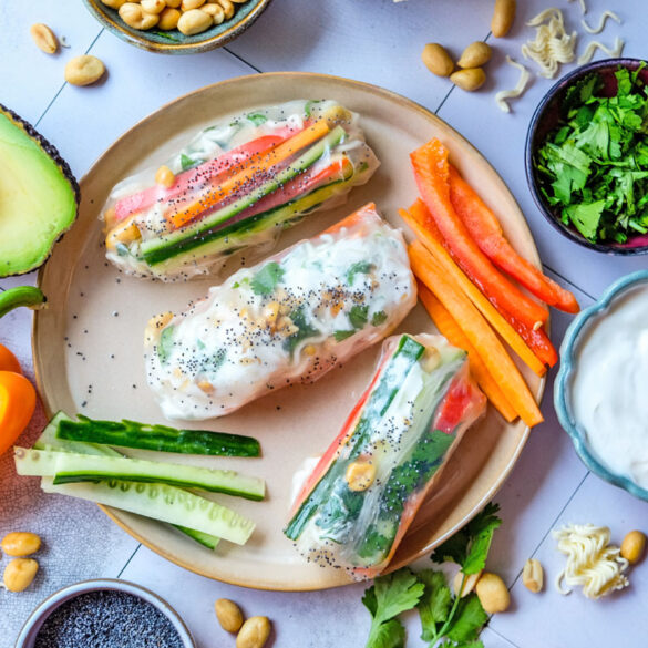 Sommerrollen - einfach selber machen! Reispapier-Rollen, gefüllt mit frischem Gemüse, Mie Nudeln und Creme fraiche | waseigenes.com