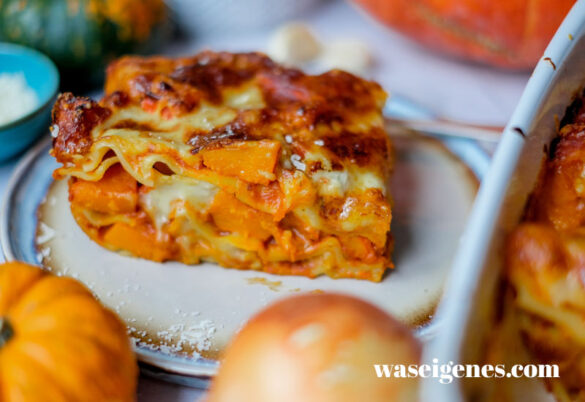 Rezept: Kürbis Lasagne ~ vegetarisch, ohne Hackfleisch, herzhaft-würzig mit Tomatensoße, Mozzarella und Béchamel | waseigenes.com | Was koche ich heute? | Rezepte für jeden Tag