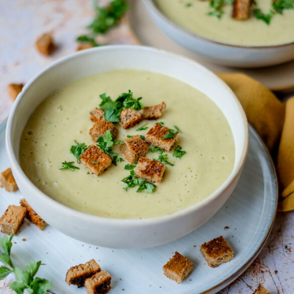 Rezept: Sellerie-Cremesuppe mit Toastbrot & Petersilie | waseigenes.com