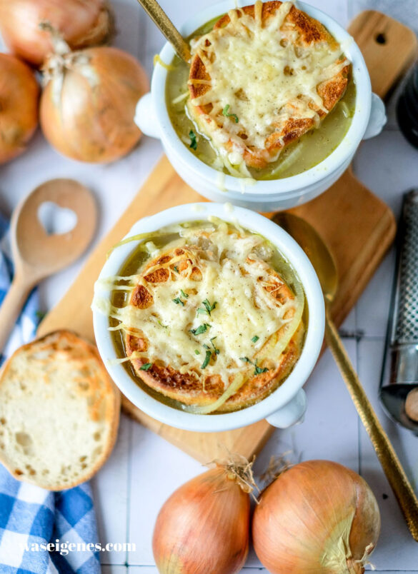 Rezept: Französische Zwiebelsuppe mit überbackenen Baguettescheiben | Ganz einfaches Suppenrezept | Was koche ich heute?