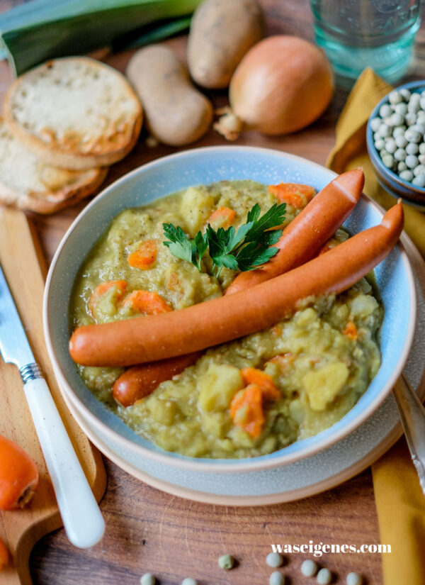 Klassische Erbsensuppe wir bei Oma - mit Würstchen und Speck!