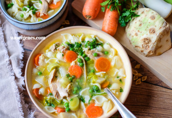 Klassische Hühnersuppe - super schnell und ganz einfach, mit Hähnchenschenkel gekocht | Was koche ich heute? | waseigenes.com