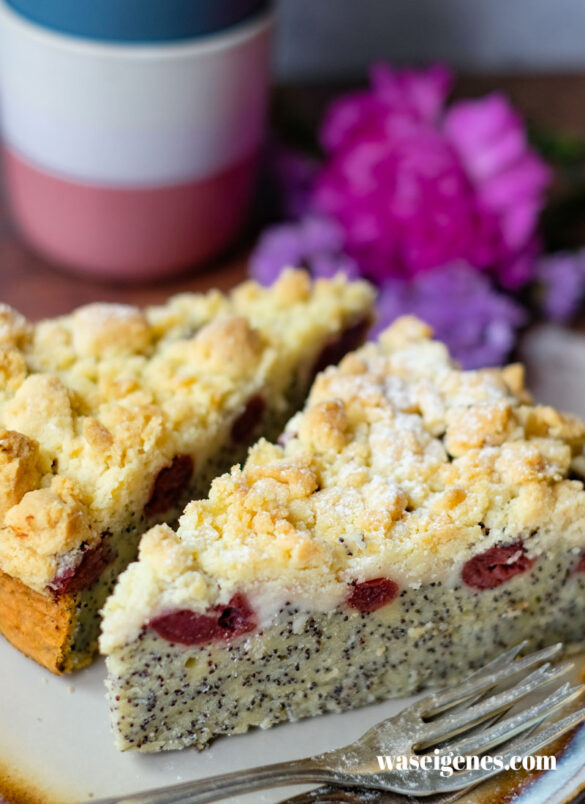 Rezept: Joghurt-Mohn-Kuchen mit Kirschen & Streuseln | Einfacher Kuchen mit Butterstreuseln und Kirschen aus dem Glas | waseigenes.com