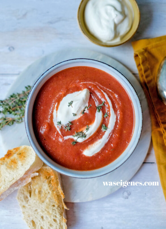 Rezept: Rote Beete Suppe - ganz einfache Gemüsesuppe mit einem Klacks Schmand, waseigenes.com