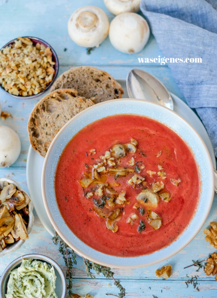 Tomatensuppe mit gebratenen Champignons & Walnüssen Tomatensuppe mit gebratenen Champignons & Walnüssen