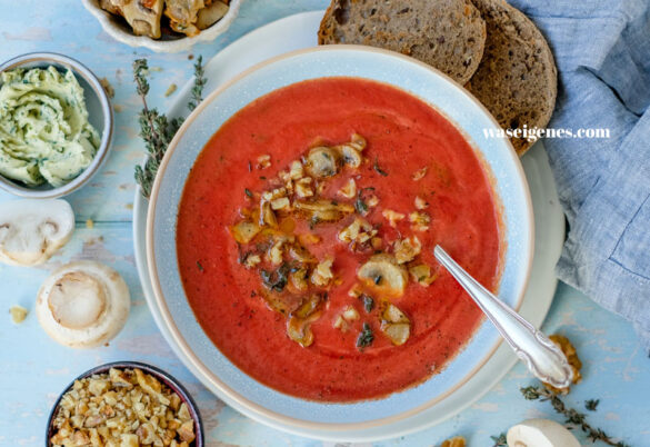 Rezept: Tomatensuppe mit gebratenen Champignons und Walnüssen | waseigenes.com