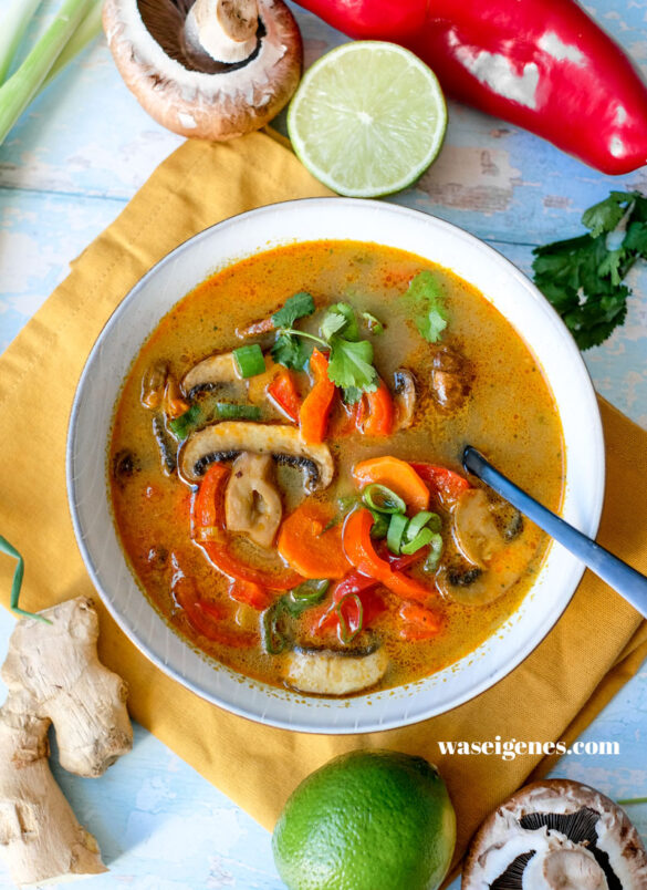 Rezept: Vegetarische Thai Kokos Suppe - einfache Gemüsesuppe mit Kokosmilch und Sojasauce | waseigenes.com