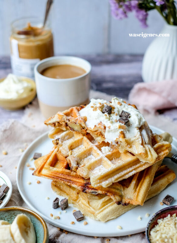 Rezept Croffles: Waffeln aus Croissant-Teig oder Croissants aus dem Waffeleisen | Gefüllt mit Erdnussbutter, Nuss-Nougat-Creme, Krokant, Bananen | Super einfach | Sensationell lecker | waseigenes.com