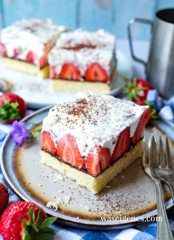 Rezept: Erdbeer-Stracciatella Schnitten - toller Sommerkuchen, einfacher Blechkuchen, fruchtig, schokoladig & cremig | waseigenes.com