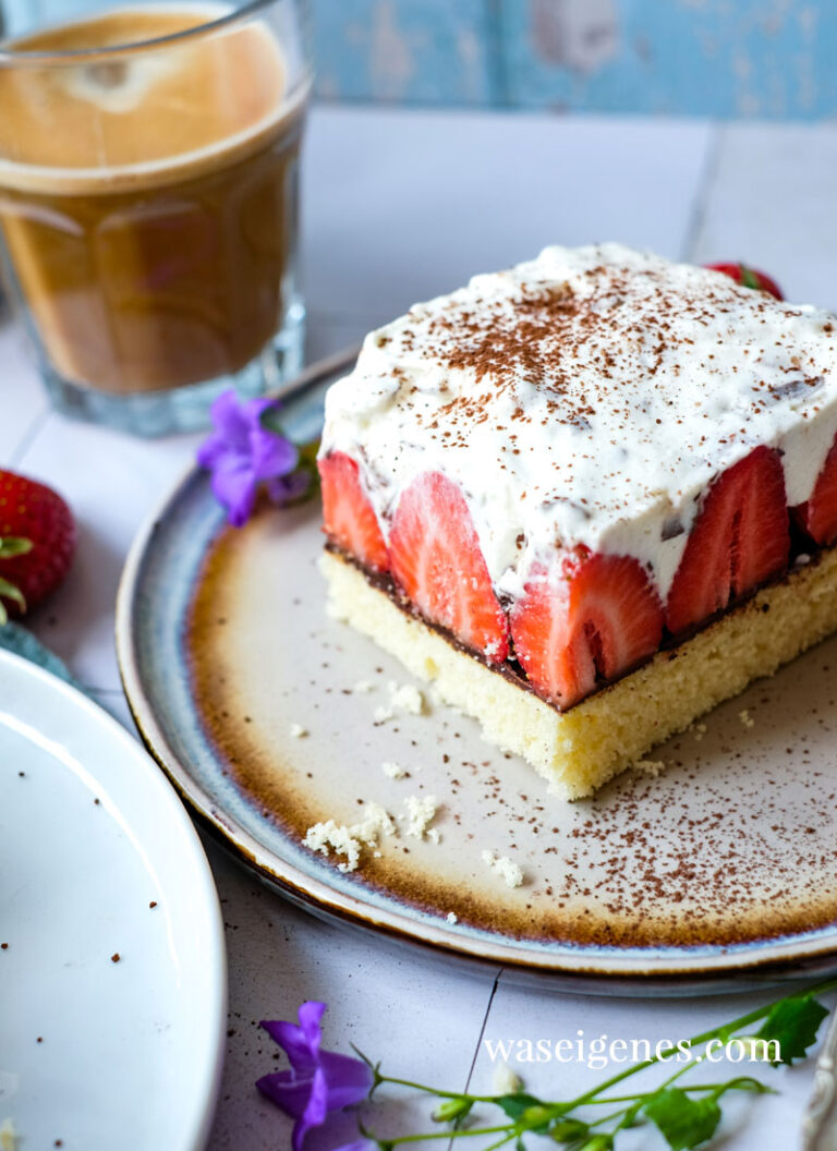 Erdbeer-Stracciatella-Schnitten mit Sahne-Schmandcreme Erdbeer-Stracciatella-Schnitten mit Sahne-Schmandcreme