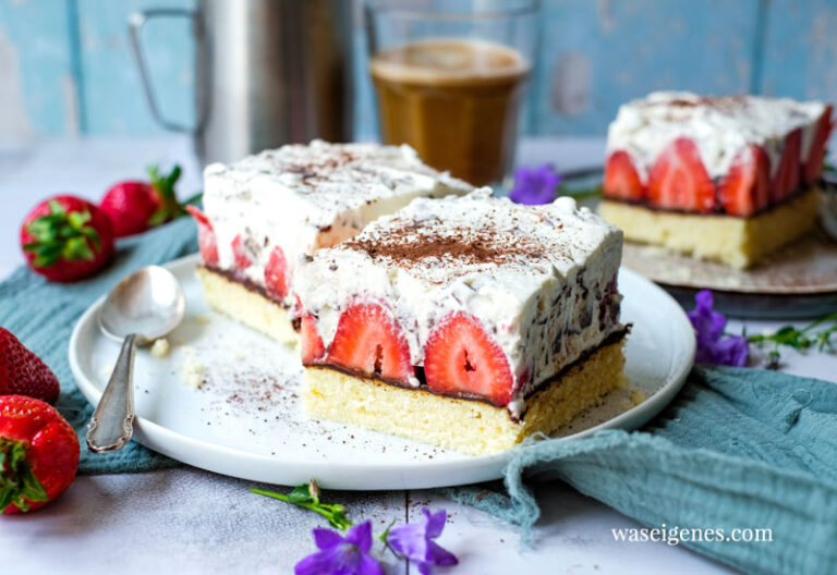Erdbeer-Stracciatella-Schnitten mit Sahne-Schmandcreme Erdbeer-Stracciatella-Schnitten mit Sahne-Schmandcreme