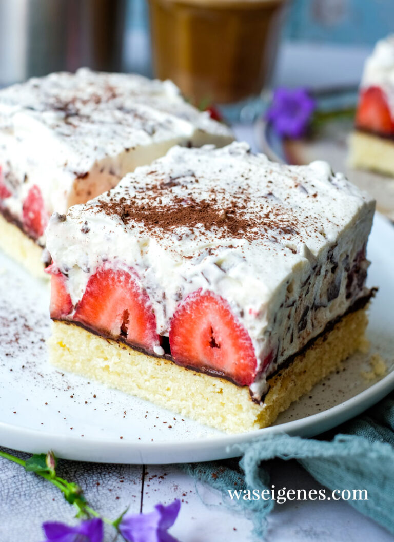 Erdbeer-Stracciatella-Schnitten mit Sahne-Schmandcreme Erdbeer-Stracciatella-Schnitten mit Sahne-Schmandcreme