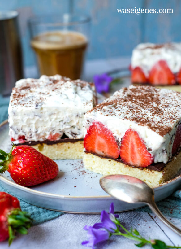 Erdbeer-Stracciatella-Schnitten mit Sahne-Schmandcreme Erdbeer-Stracciatella-Schnitten mit Sahne-Schmandcreme