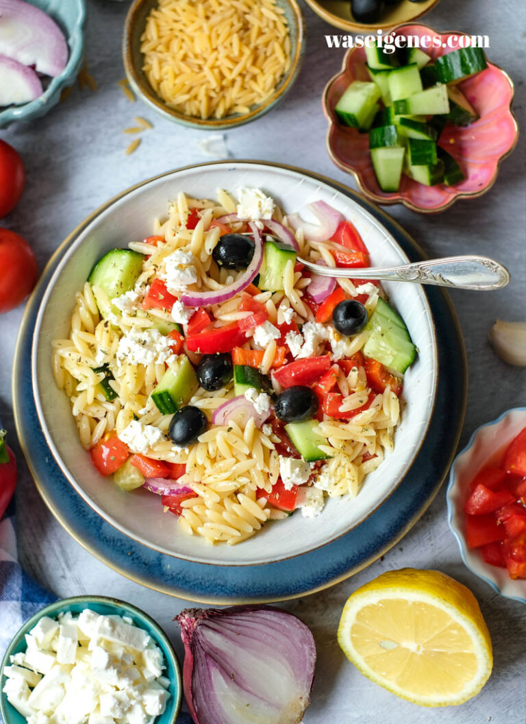 Griechischer Nudelsalat | Kritharaki-Salat mit Feta, Gurke &amp; Oliven