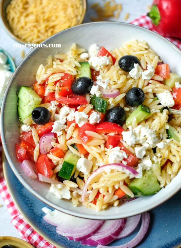 Frisch, einfach, lecker: Griechischer Kritharaki-Salat mit Feta, Gurke & Oliven – das perfekte Sommer-Rezept für jeden Tag!