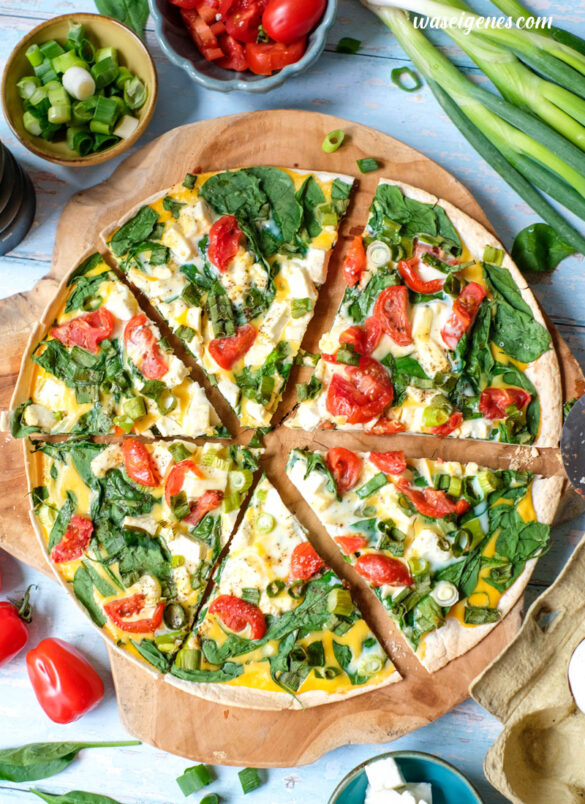 Rezept: Tortilla-Pizza mit Spinat, Feta & Ei {à la TikTok}, schnelles Ofengericht - low carb, proteinreich & vegetarisch | waseigenes.com
