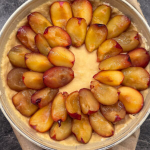 Pflaumenkuchen mit Streuseln – saftig, fruchtig & einfach gemacht. Der Spätsommerklassiker für jede Kaffeetafel | waseigenes.com