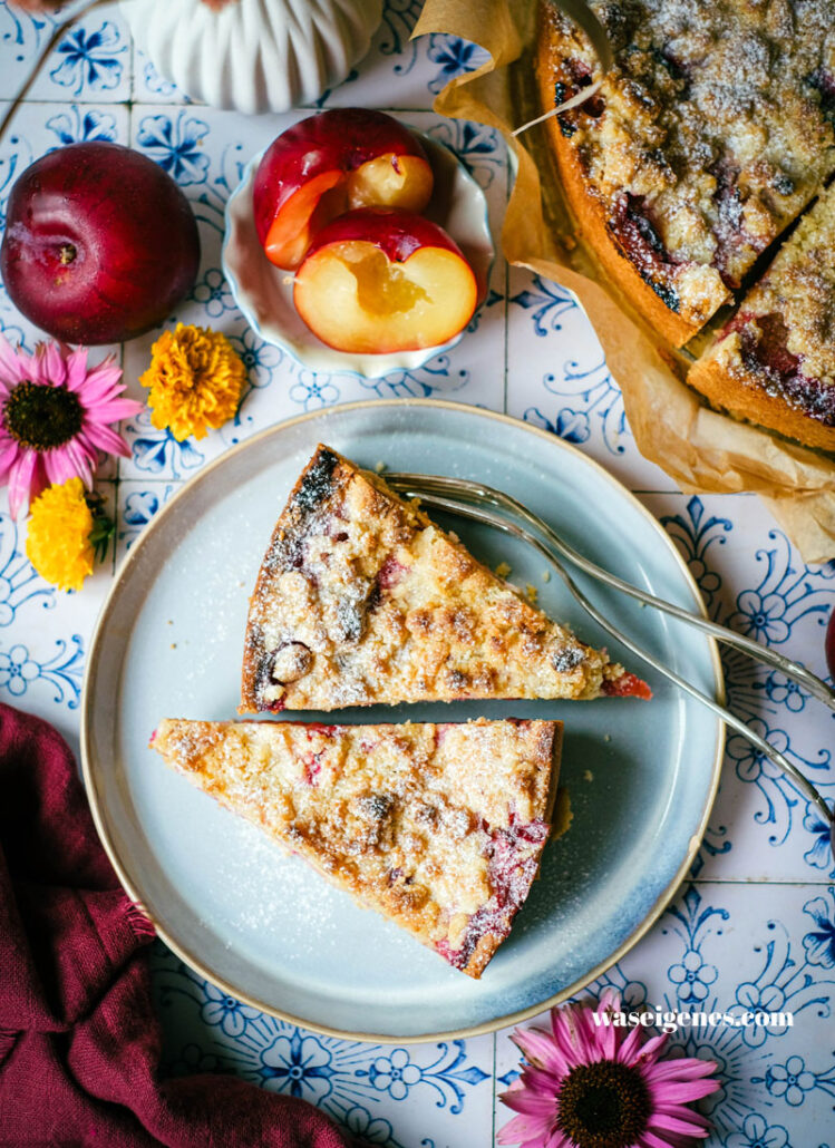 Pflaumenkuchen mit Streuseln – saftig, fruchtig & einfach gemacht. Der Spätsommerklassiker für jede Kaffeetafel | waseigenes.com