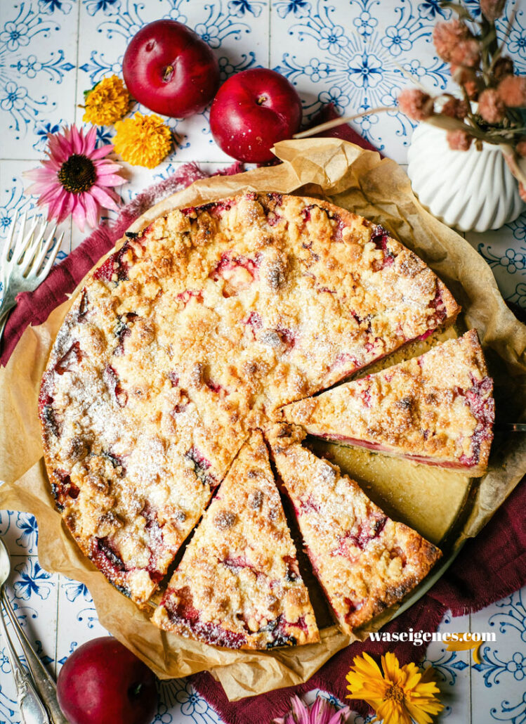 Pflaumenkuchen mit Streuseln – saftig, fruchtig & einfach gemacht. Der Spätsommerklassiker für jede Kaffeetafel | waseigenes.com