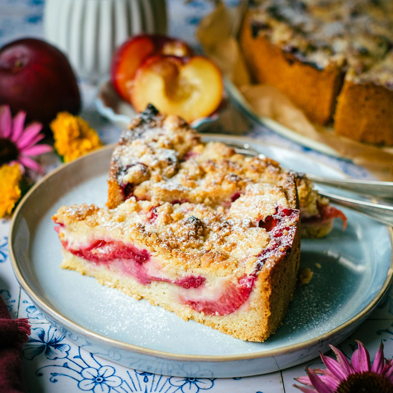 Pflaumenkuchen mit Streuseln – saftig, fruchtig & einfach gemacht. Der Spätsommerklassiker für jede Kaffeetafel | waseigenes.com