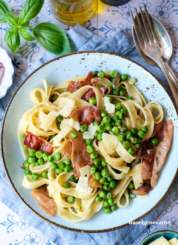 Rezept: Tagliatelle mit Serrano Schinken, Erbsen & Parmesan | Schnelle & köstliche Pasta-Liebe | waseigenes.com