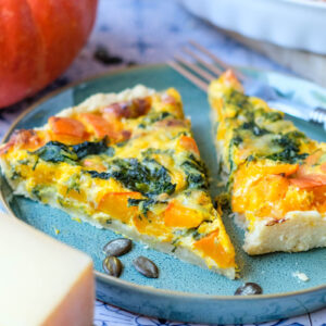 Kürbis Quiche mit Spinat, Bergkäse & Speck – einfaches Rezept | waseigenes.com