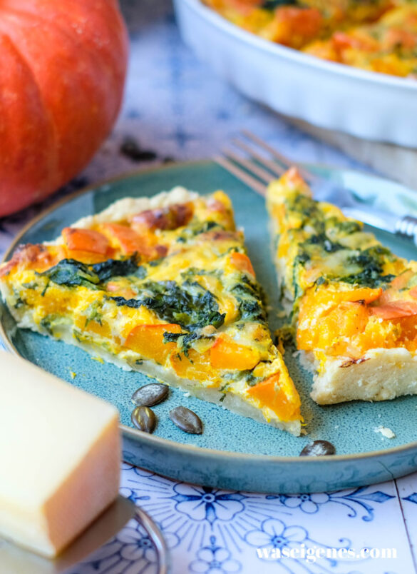 Kürbis Quiche mit Spinat, Bergkäse & Speck – einfaches Rezept | waseigenes.com