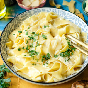 Rezept: Cremige Pasta Alfredo - ganz einfaches Pasta-Rezept mit einer köstlichen Butter-Parmesan-Sahne-Soße | waseigenes.com