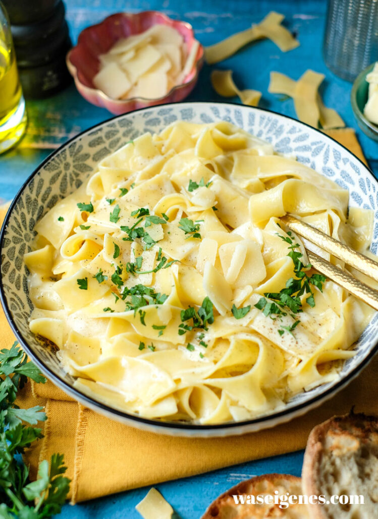 Rezept: Cremige Pasta Alfredo - ganz einfaches Pasta-Rezept mit einer köstlichen Butter-Parmesan-Sahne-Soße | waseigenes.com