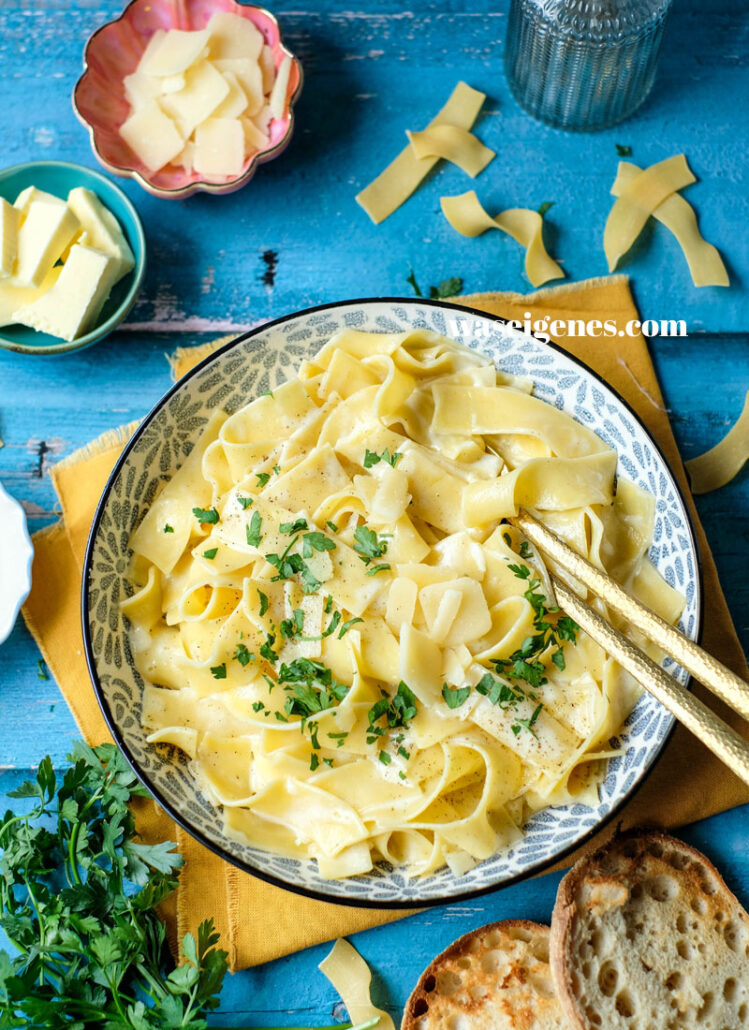 Rezept: Cremige Pasta Alfredo - ganz einfaches Pasta-Rezept mit einer köstlichen Butter-Parmesan-Sahne-Soße | waseigenes.com